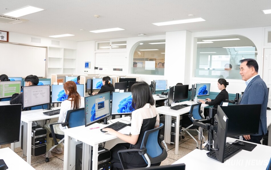 김지철 충남교육감이 11일 ‘2026년 제28회 충남상업경진대회’에 참가한 상업계열 고등학생들을 대견스럽게 바라보고 있다.