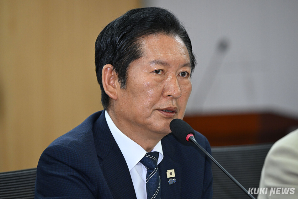 정청래 더불어민주당 대표가 11일 여의도 국회 의원회관에서 진행된 이재명 정부 출범 1주년 기념 토론회에서 축사하고 있다.
