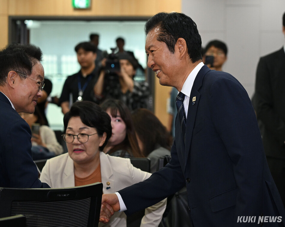 정청래 더불어민주당 대표가 11일 여의도 국회 의원회관에서 진행된 이재명 정부 출범 1주년 기념 토론회에서 참석자와 악수하고 있다.