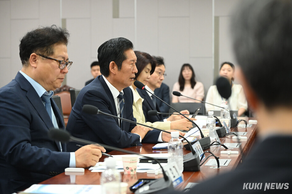 정청래 더불어민주당 대표가 11일 여의도 국회 의원회관에서 진행된 이재명 정부 출범 1주년 기념 토론회에서 발언하고 있다.