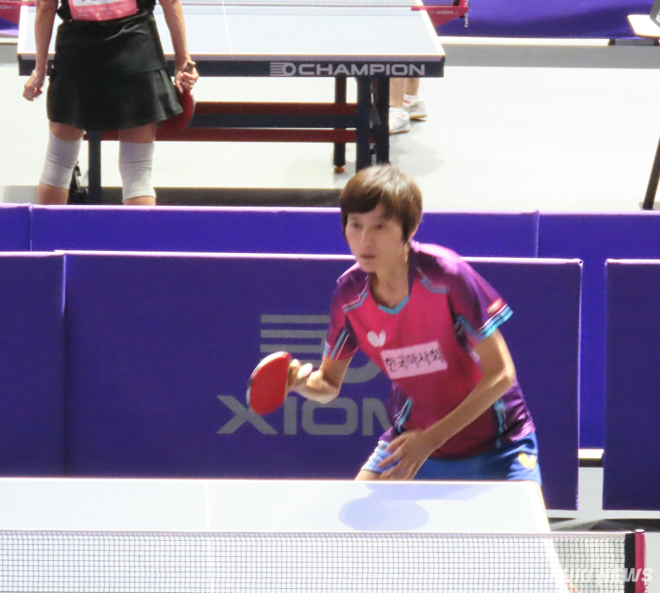 강릉 아레나와 오발 등 강릉올림픽파크 일원에서 지난 5일부터 열리고 있는 세계 탁구인들의 축제 ‘XIOM 2026 강릉세계마스터즈탁구선수권대회’ 12일 결승과 시상식을 앞두고 11일 현재 본선과 콘솔 경기가 한창 진행되고 있다. 대회 1호 선수로 참가한 현정화 조직위 집행위원장이 10일 본선 토너먼트에서 중국 선수와 경기를 진행하고 있다. 전인수 기자