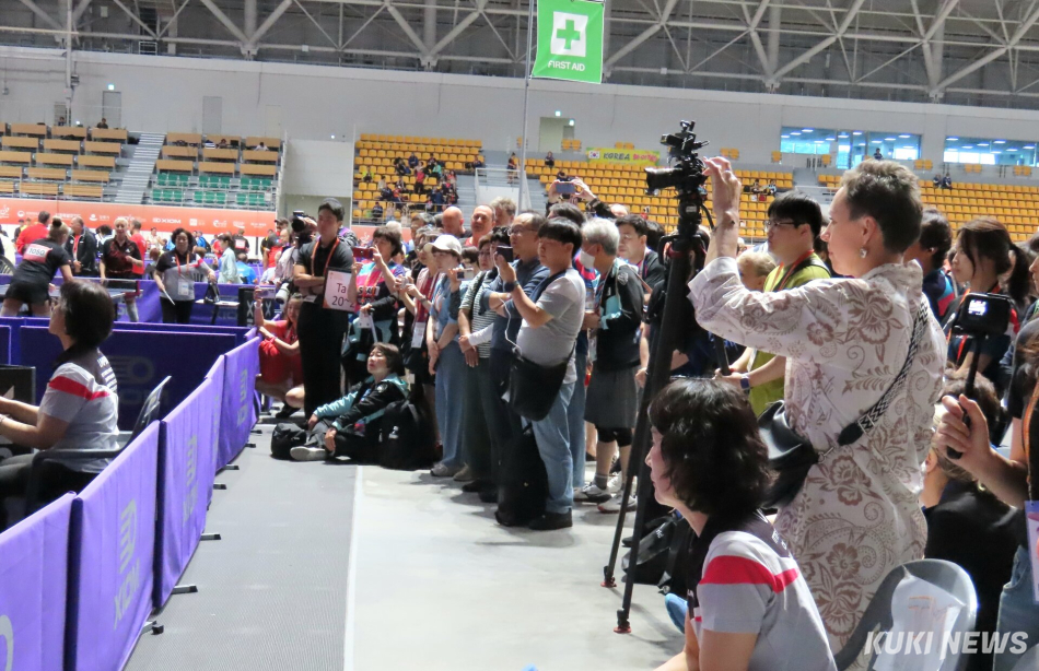 강릉 아레나와 오발 등 강릉올림픽파크 일원에서 지난 5일부터 열리고 있는 세계 탁구인들의 축제 ‘XIOM 2026 강릉세계마스터즈탁구선수권대회’ 12일 결승과 시상식을 앞두고 11일 현재 본선과 콘솔 경기가 한창 진행되고 있다. 대회 1호 선수로 참가한 현정화 조직위 집행위원장과 중국 선수와의 본선 토너먼트 경기에 대회 관계자들과 관중들의 이목이 집중돼 있다. 전인수 기자