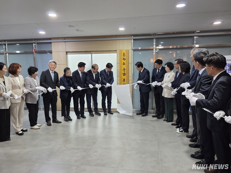 박수현 충남도지사 당선인의 인수위 성격의 ‘통(通)하는 충남 준비위원회’가 11일 내포신도시 충남공공기관합동청사에서 현판식을 갖고 활동에 들어갔다. 사진=홍석원 기자