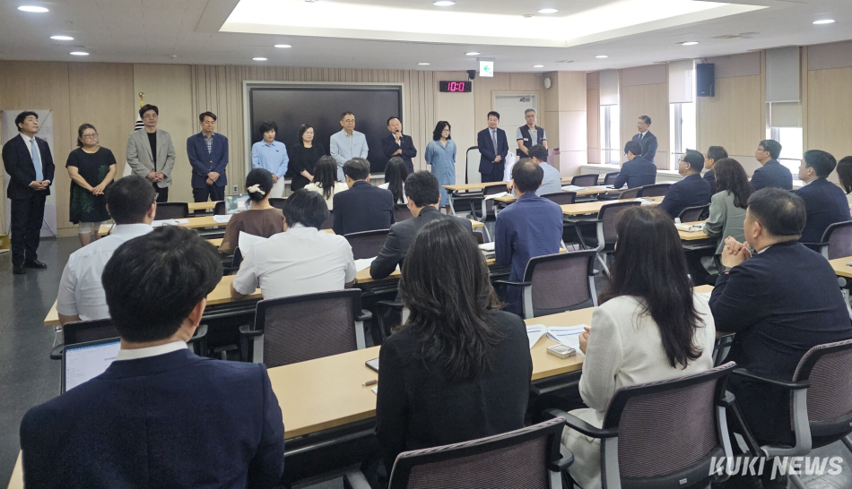 ‘충남교육 미래교육 준비위원회’(이하 준비위)가 11일 인수위원, 전문위원, 정책위원, 실무위원 등 45명의 정예 인원이 참석한 첫 공식 회의를 갖고 ‘충남교육 미래동행’을 위한 첫 발을 내디뎠다.