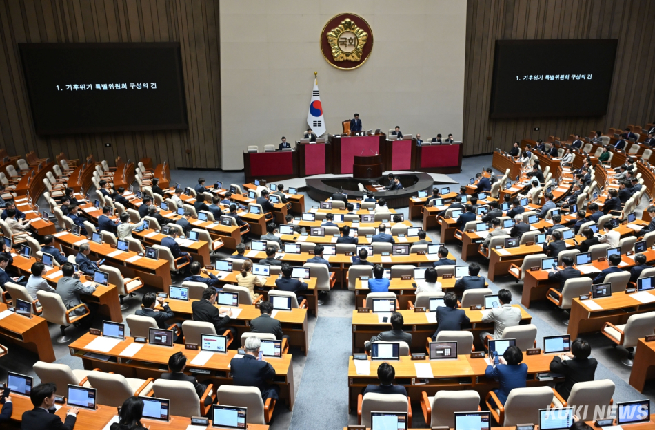 국회가 11일 본회의를 열고 6·3 지방선거 투표용지 부족 사태에 따른 국정조사요구서를 보고했다. 임은재 기자