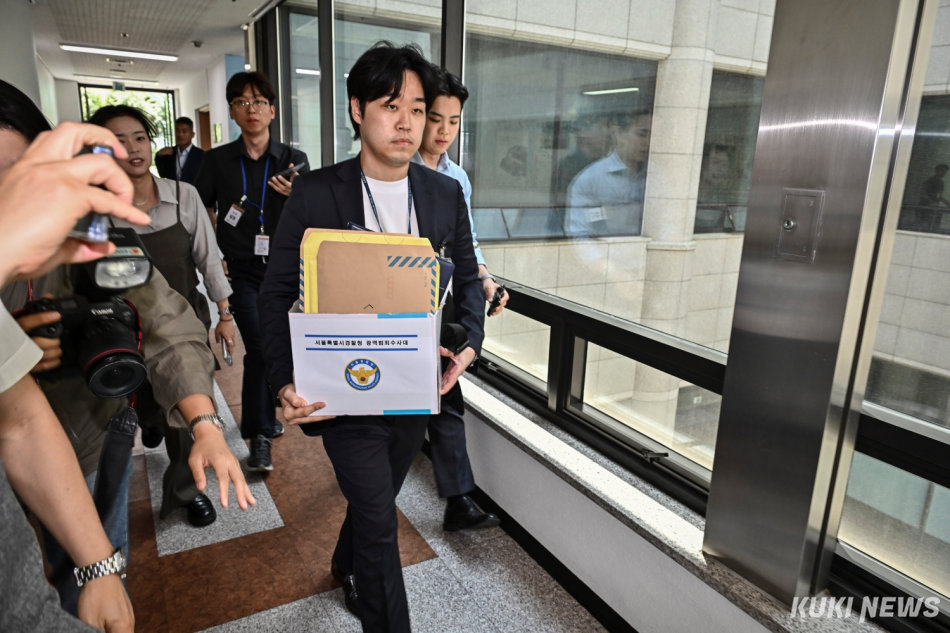 6·3 지방선거 투표용지 부족 사태 사건을 수사 중인 서울경찰청 광역범죄수사대 관계자가 11일 경기 과천시 중앙선거관리위원회에서 압수수색을 하기 위해 선거국장실로 향하고 있다. 남동균 기자