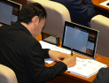 곽상언, 본회의장서 붓펜 들고 ‘캘리그라피 삼매경’ [쿠키포토]