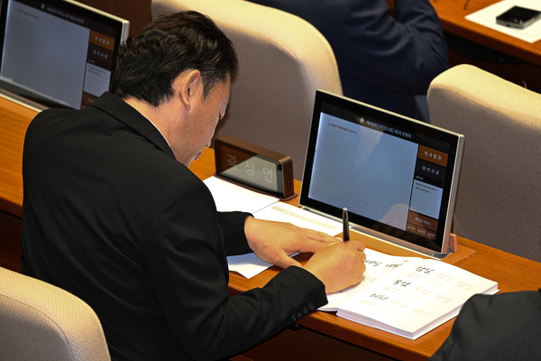 곽상언, 본회의장서 붓펜 들고 ‘캘리그라피 삼매경’