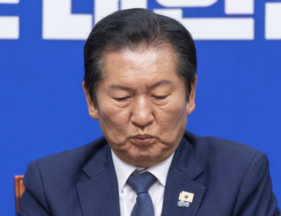 정청래 더불어민주당 대표가 10일 서울 여의도 국회에서 지방선거 이후 처음으로 열린 최고위원회의에서 발언을 마친 뒤 생각에 잠겨 있다. 연합뉴스