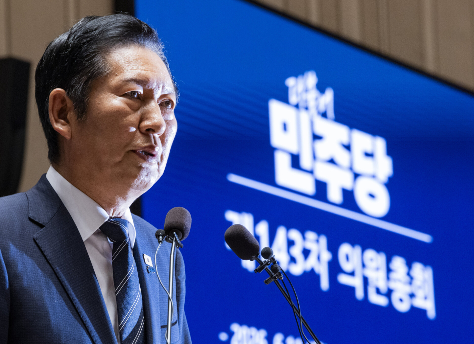 정청래 더불어민주당 대표가 11일 서울 여의도 국회에서 열린 의원총회에서 발언하고 있다. 연합뉴스