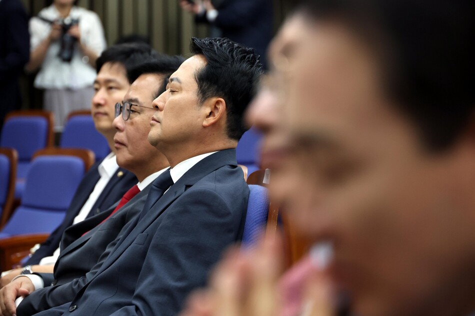장동혁 국민의힘 대표가 10일 국회에서 열린 원내대표 선출 선거 의원총회에서 잠시 생각에 잠겨 있다. 연합뉴스