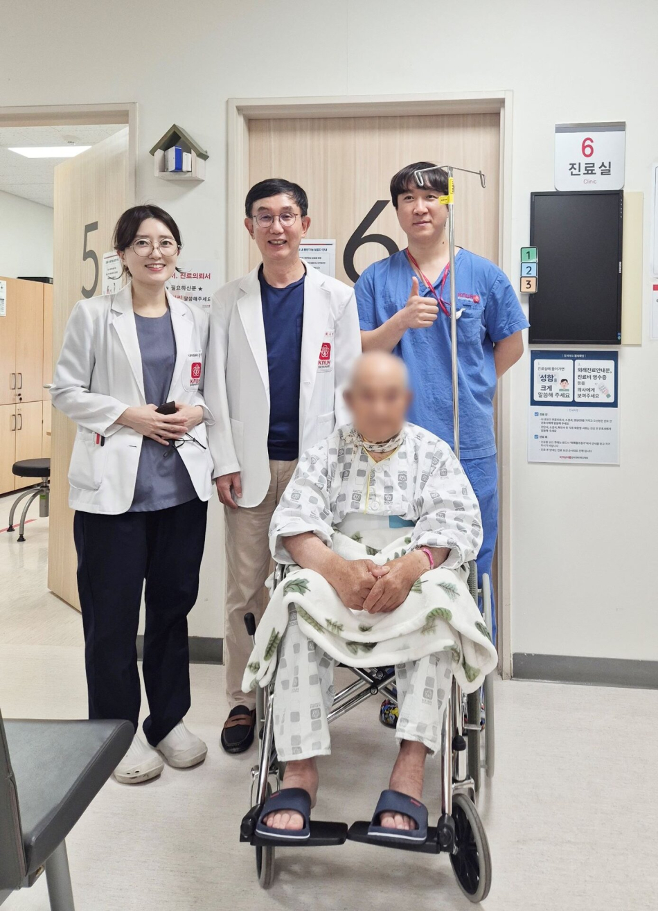 칠곡경북대학교병원이 100세 초고령 직장암 환자의 수술을 성공적으로 시행해 주목 받고 있다. 사진은 가운데 최규석 교수. 칠곡경북대학교병원 제공.