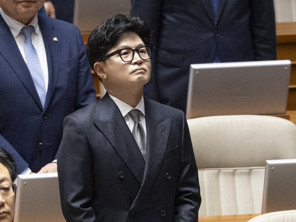 한동훈 무소속 의원이 11일 국회에서 열린 본회의에 참석해 김성범 더불어민주당 의원의 의원 선서를 바라보고 있다. 연합뉴스
