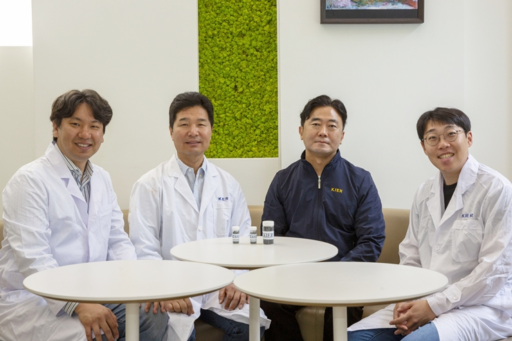 (왼쪽부터) 김선형 책임연구원, 범희태 선임기술원, 윤형철 책임연구원, 김재형 선임연구원. 한국에너지기술연구원