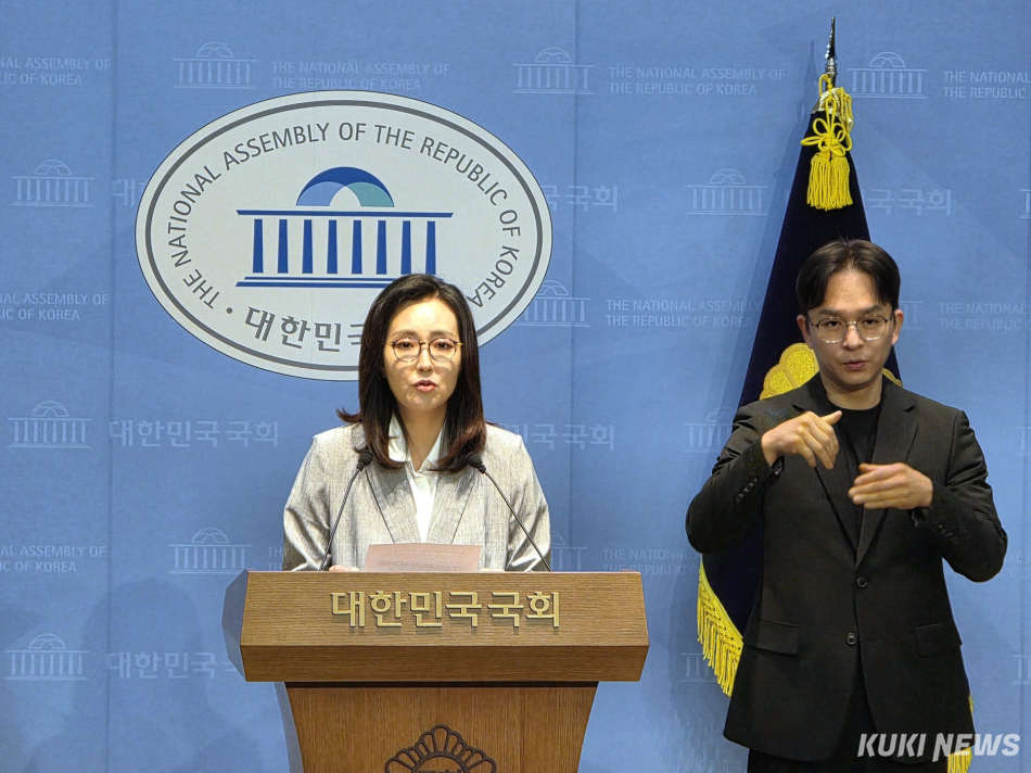 전수미 더불어민주당 대변인이 11일 오후 국회 소통관에서 ‘전국 142개 대학 총학생회 국민참정권 침해 시국선언 관련 브리핑’을 하고 있다. 김미경 기자