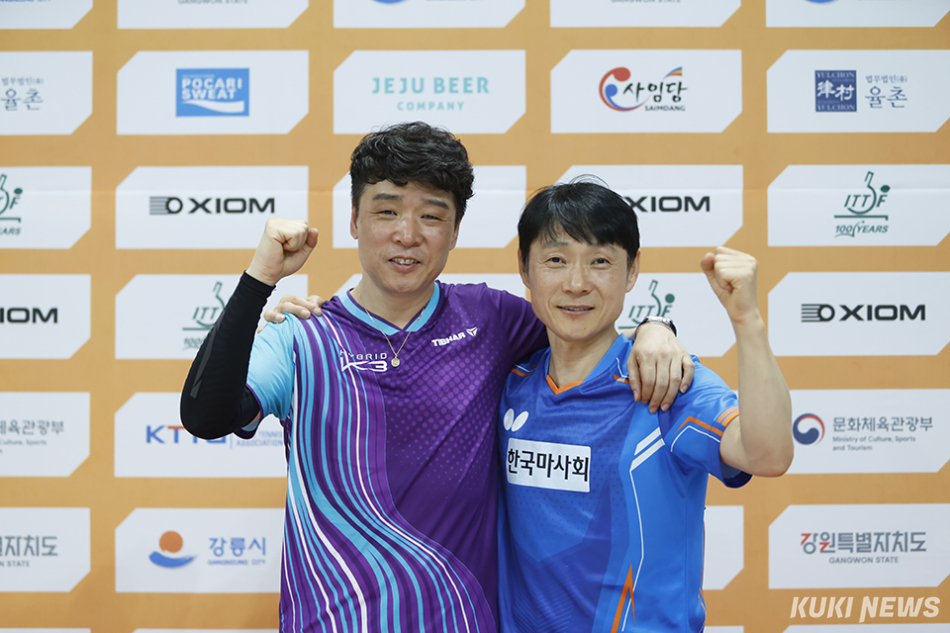 990년대 한국 남자탁구 복식 무대를 뜨겁게 달궜던 ‘박상이상’ 조, 박상준(사진 오른쪽) 한국마사회 여자탁구단 감독과 이상준 코치가 25년만에 다시 뭉쳐 ‘XIOM 2026 강릉세계마스터즈탁구선수권대회’에 도전, 11일 열린 50~54세부 남자복식 본선 토너먼트 경기에서 모두 이겨 4강에 진출, 12일 준·결승전에서 우승을 바라보게 됐다. 조직위 제공