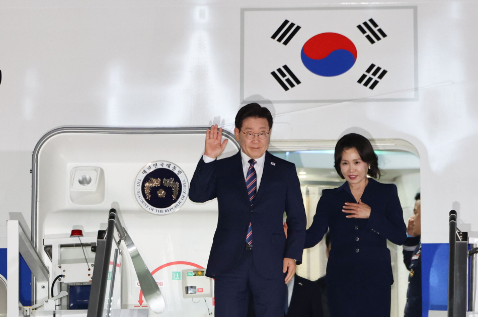 이탈리아를 국빈 방문한 이재명 대통령과 김혜경 여사가 10일(현지시간) 로마 피우미치노 국제공항에 도착한 공군 1호기에서 환영객에게 인사하고 있다. 연합뉴스