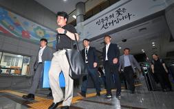 검경 합수본, 중앙선관위 압수수색…투표용지 부족 사태 수사 [쿠키포토]