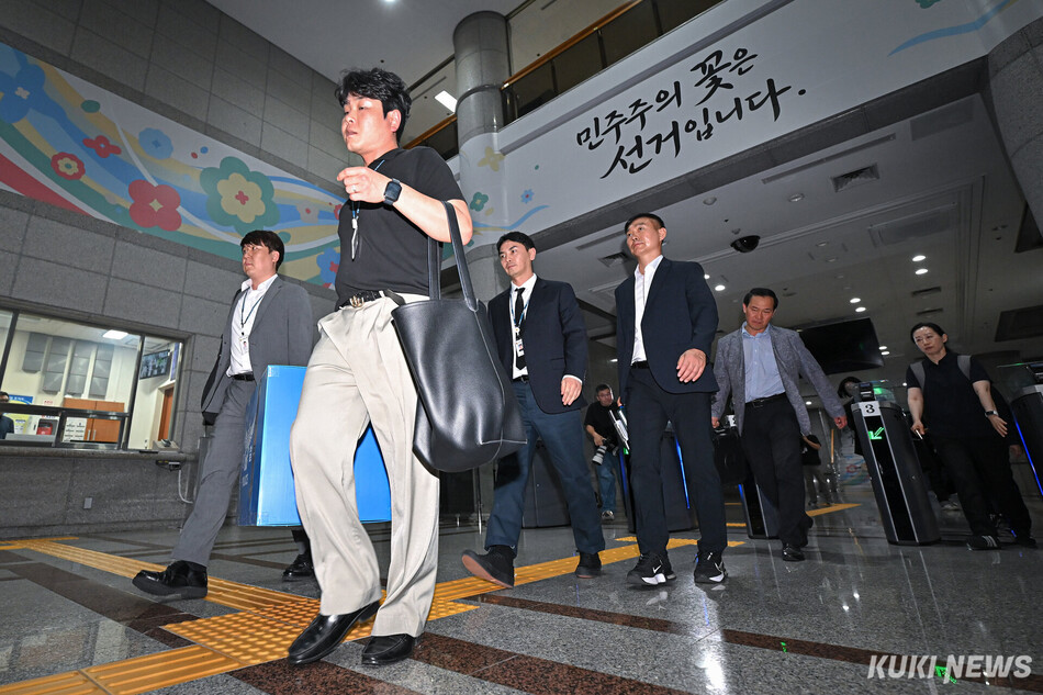 6ㆍ3 지방선거 투표지 부족사태 사건을 수사 중인 서울경찰청 광역범죄수사대 관계자가 11일 경기 과천시 중앙선거관리위원회 압수수색을 마친 뒤 압수품을 옮기고 있다.