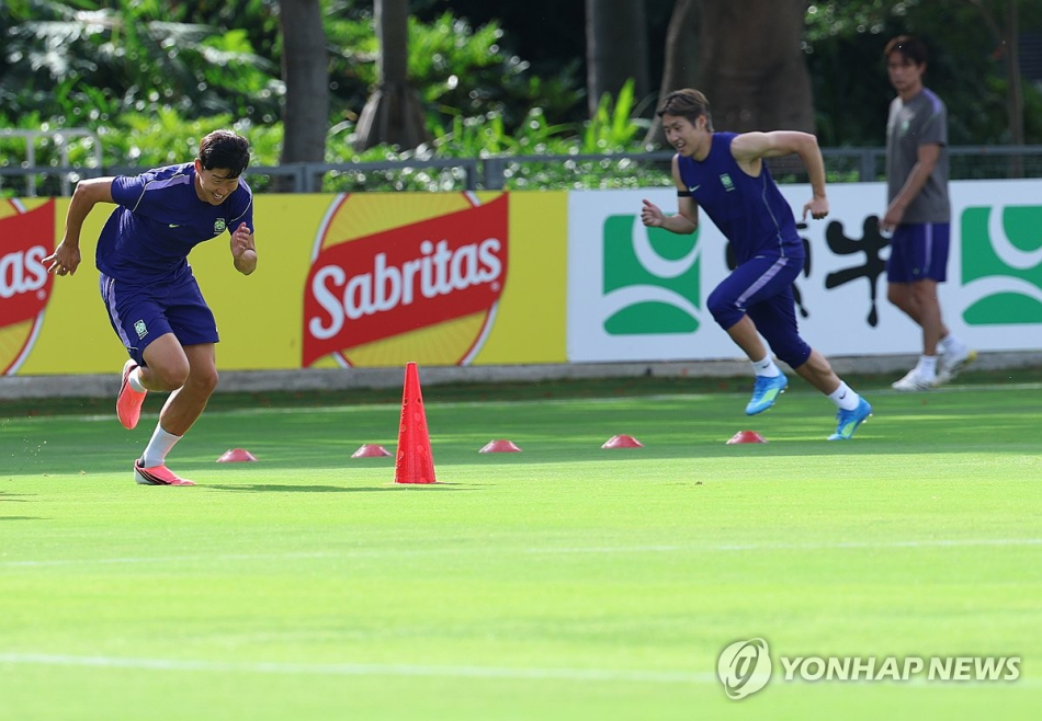 한국 축구 국가대표팀 손흥민과 이강인 등 선수들이 2026 북중미 월드컵 체코와의 조별리그 1차전을 하루 앞둔 10일(현지시간) 오후 멕시코 과달라하라 인근 사포판의 치바스 바예 베르데에서 훈련하고 있다. 연합뉴스