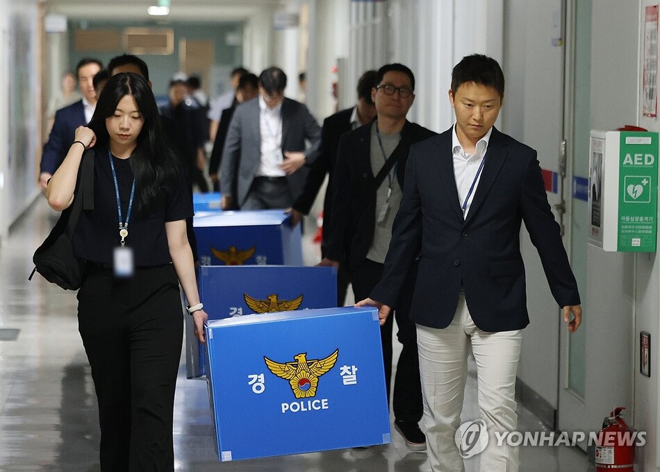 6·3 지방선거 투표용지 부족 사태를 수사 중인 검·경 합동수사본부 관계자들이 11일 서울 송파구선거관리위원회에서 압수수색을 마친 뒤 나서고 있다. 연합뉴스