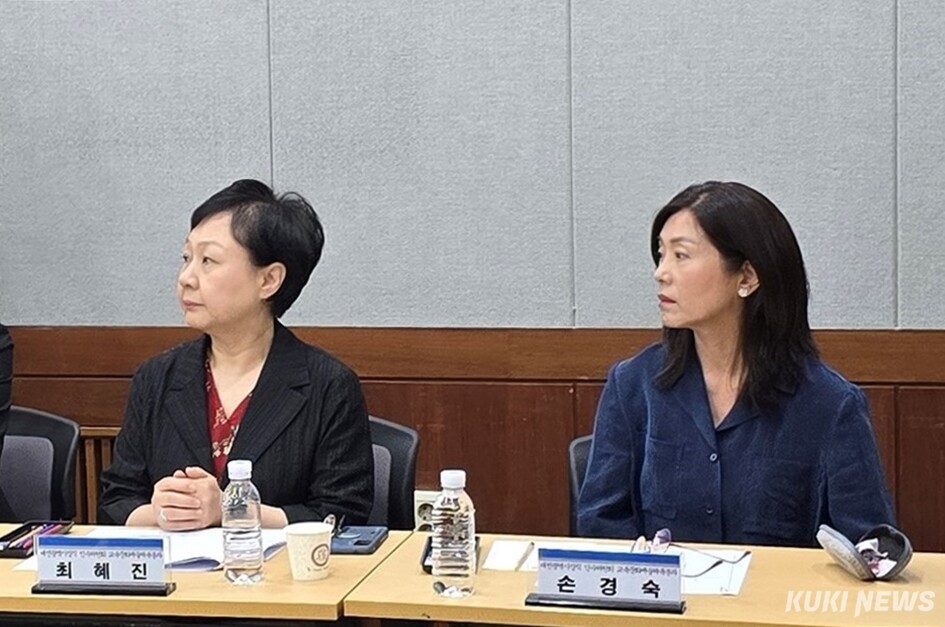 9일 인수위원 임명장 수여식에 앞서 허태정 당선인의 모두 발언을 최혜진・손경숙 위원이 경청하고 있다. 사진=명정삼 기자