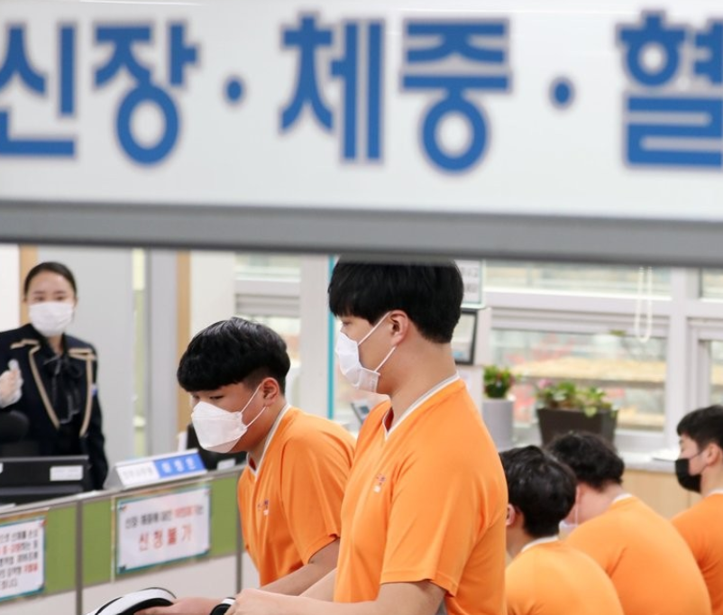 병역판정검사에서 검사 대상자들이 검사를 받고 있다. 연합뉴스