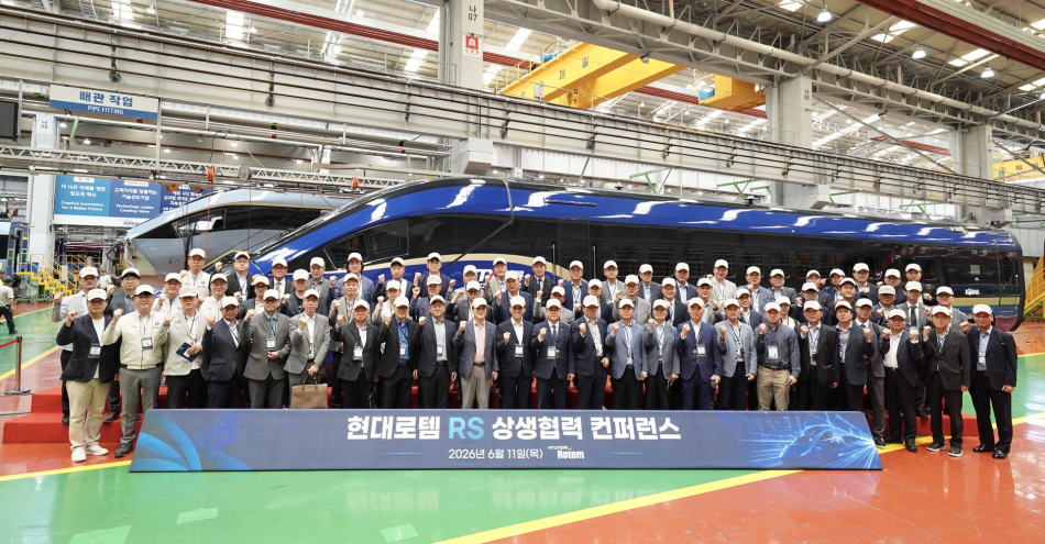 국회와 현대로템, 50개 협력사 등 관계자들이 지난 11일 경남 창원특례시 현대로템 창원공장에서 열린 ‘2026 현대로템 레일솔루션 상생협력 컨퍼런스’에서 기념촬영을 하고 있다. 현대로템 제공