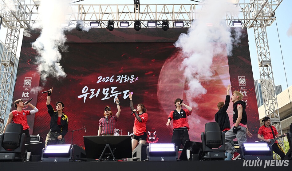 아이돌 가수 코르티스와 밴드가 12일 서울 광화문광장에서 거리응원전 사전 공연을 진행하고 있다.