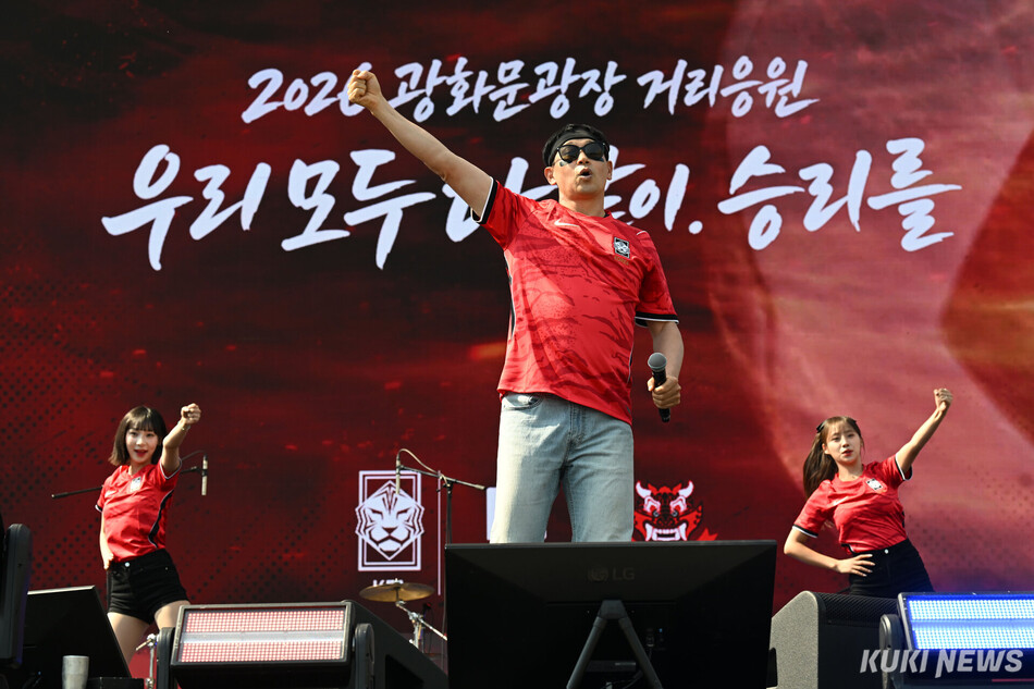 KT 위즈 응원단이 12일 서울 광화문광장에서 시민들의 호응을 유도하고 있다.