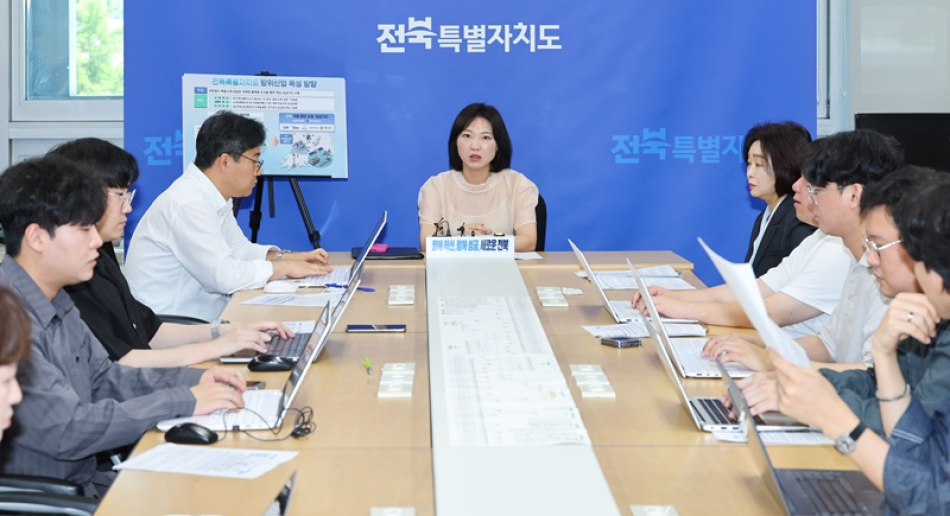 전북자치도 양선화 미래첨단산업국장이 12일 브리핑을 통해 ‘방산혁신클러스터’ 공모 선정 성과를 설명하고 있다.