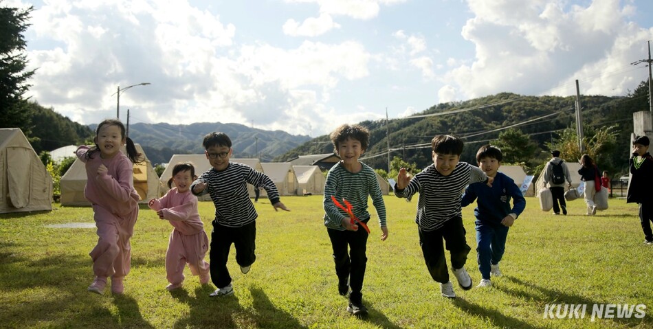 올해로 3년차를 맞고 있는 횡성군 농어촌 유학 사업이 단순히 학생들의 농어촌지역 생활 경험에 멈추는 것이 아니라, 학령인구 감소에 따른 농촌지역의 폐교위기 작은학교가 경쟁력을 갖을 수 있는 새로운 모델로 부상하고, 지역소멸 위기를 극복하는 인구정책으로 자리잡아 가고 있다. 2025년 횡성농어촌유학가족캠프 ‘도담도담촌캉스’ 모습. 횡성군 제공