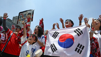 한국, 체코에 2-1 역전승…광화문 달군 붉은 악마의 환호