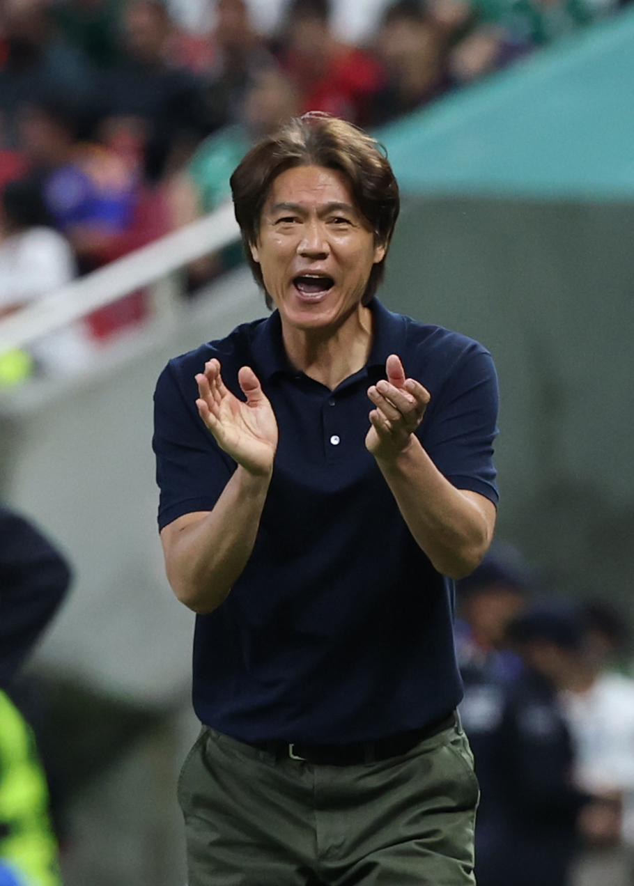 11일(현지시간) 멕시코 사포판 과달라하라 스타디움에서 열린 2026 북중미 월드컵 A조 1차전 한국과 체코의 경기. 후반 홍명보 감독이 백승호 등 선수들을 격려하고 있다.