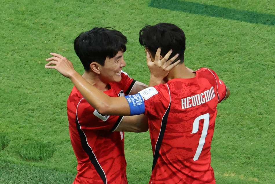 11일(현지시간) 멕시코 사포판 과달라하라 스타디움에서 열린 2026 북중미 월드컵 A조 1차전 한국과 체코의 경기. 후반 한국 황인범이 동점골을 넣은 뒤 손흥민과 기뻐하고 있다.