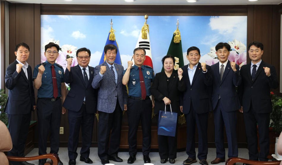 김종철 경상남도경찰청장이 경남보훈단체협의회 회장단을 초청해 간담회를 하고 있다.