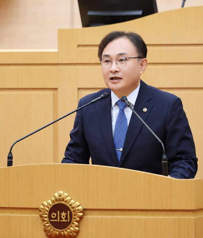 조옥현 전남도의원이 10일 열린 전라남도의회 제399회 임시회 본회의에서 ‘사립학교 법정부담금 제도 개선 및 구조개혁 촉구 건의안’에 대해 제안설명하고 있다. /전남도의회