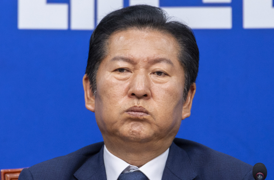 정청래 더불어민주당 대표가 지난 10일 서울 여의도 국회에서 지방선거 이후 처음으로 열린 최고위원회의에서 발언을 마친 뒤 생각에 잠겨 있다. 연합뉴스