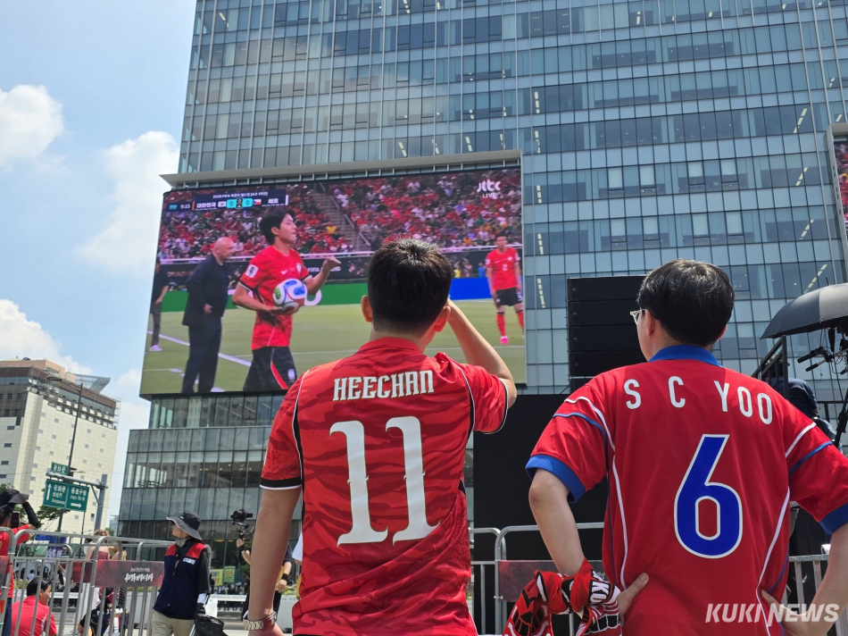 응원단이 12일 KT 광화문사옥 미디어월에서 나오는 중계화면을 보며 축구국가대표팀의 2026년 북중미 월드컵 첫 경기를 응원하고 있다. 정우진 기자