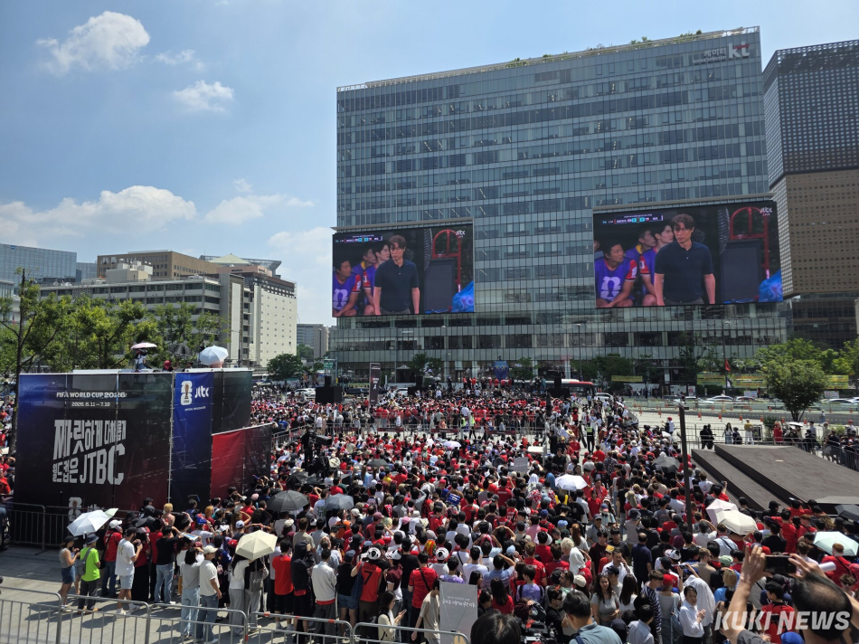 응원단이 12일 KT 광화문사옥 미디어월에서 나오는 중계화면을 보며 축구국가대표팀의 2026년 북중미 월드컵 첫 경기를 응원하고 있다. 정우진 기자