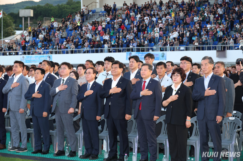 제61회 강원특별자치도민체육대회가 12일 동해시 동해종합경기장에서 개회식을 열고 5일간의 열전에 돌입했다. 심규언 동해시장, 이철규 국회의원, 최현진 국회의원 등 대회 관계자들이 국기에 대한 경례를 하고 있는 모습.