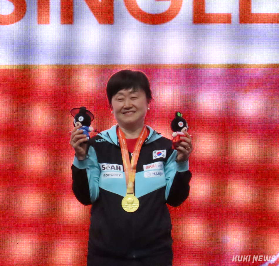 강릉시 강릉올림픽파크 일원에서 지난 5일 개막된 ‘XIOM 2026 강릉세계마스터즈탁구선수권대회’가 12일 열린 각 종목 준결승·결승전과 시상식을 끝으로 모든 경기 일정이 모두 마무리되고 막을 내렸다. 노미화 선수가 55세부 단식과 복식에서 동시에 우승해 2관왕을 달성하고, 혼합복식에서도 준우승하는 등 3개의 메달을 따냈다. 전인수 기자
