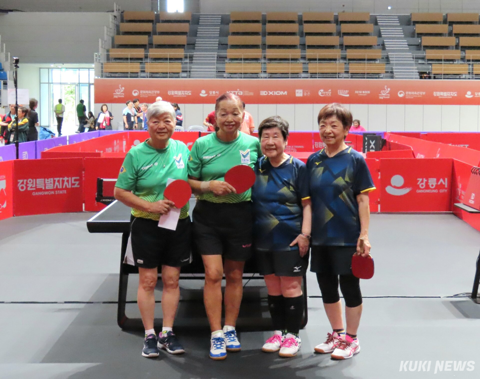 강릉시 강릉올림픽파크 일원에서 지난 5일 개막된 ‘XIOM 2026 강릉세계마스터즈탁구선수권대회’가 12일 열린 각 종목 준결승·결승전과 시상식을 끝으로 모든 경기 일정이 모두 마무리되고 막을 내렸다. 여자복식 결승 경기를 마치고 기념 촬영하고 있는 동호인 선수들. 전인수 기자