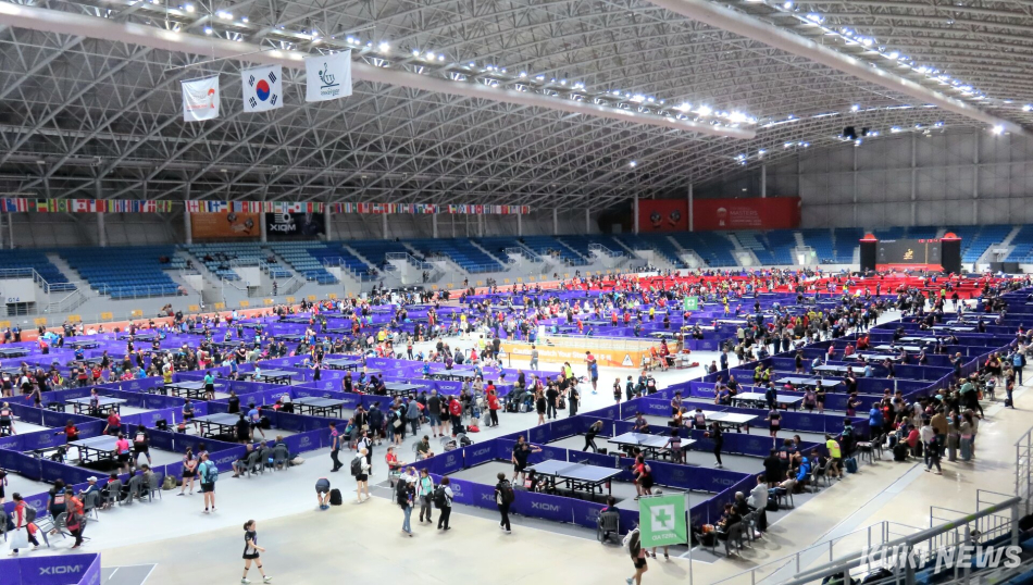 강릉시 강릉올림픽파크 일원에서 지난 5일 개막된 ‘XIOM 2026 강릉세계마스터즈탁구선수권대회’가 12일 열린 각 종목 준결승·결승전과 시상식을 끝으로 모든 경기 일정이 모두 마무리되고 막을 내렸다. 주경기장인 강릉 오발(스피드스케이팅경기장) 내 탁구 코트 모습. 전인수 기자