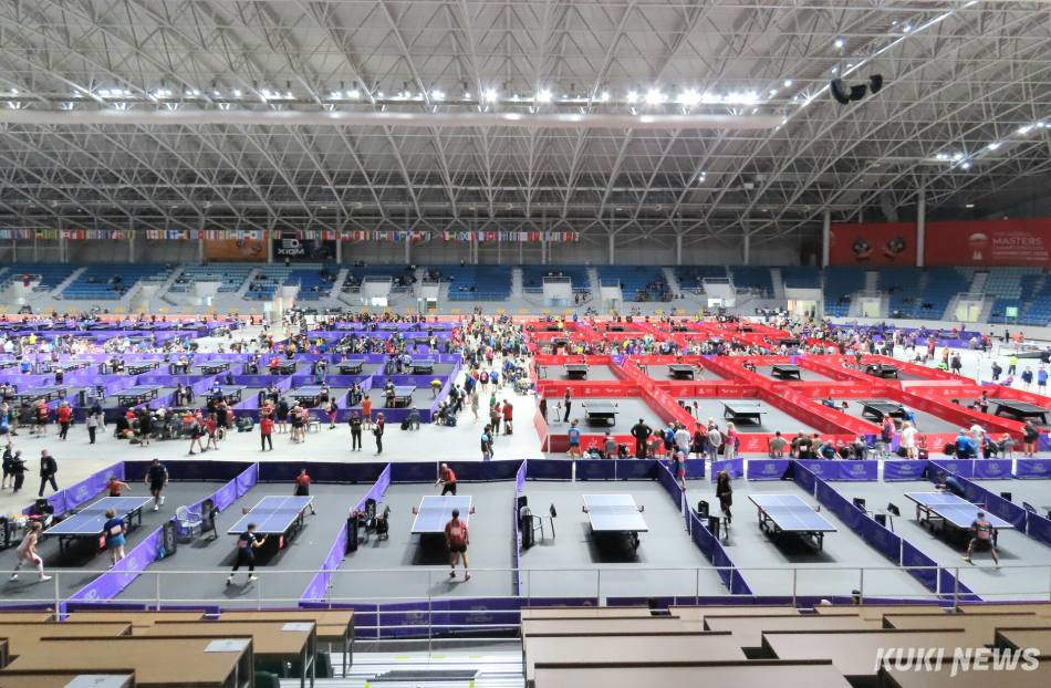 강릉시 강릉올림픽파크 일원에서 지난 5일 개막된 ‘XIOM 2026 강릉세계마스터즈탁구선수권대회’가 12일 열린 각 종목 준결승·결승전과 시상식을 끝으로 모든 경기 일정이 모두 마무리되고 막을 내렸다. 주경기장인 강릉 오발(스피드스케이팅경기장) 내 탁구 코트 모습. 전인수 기자