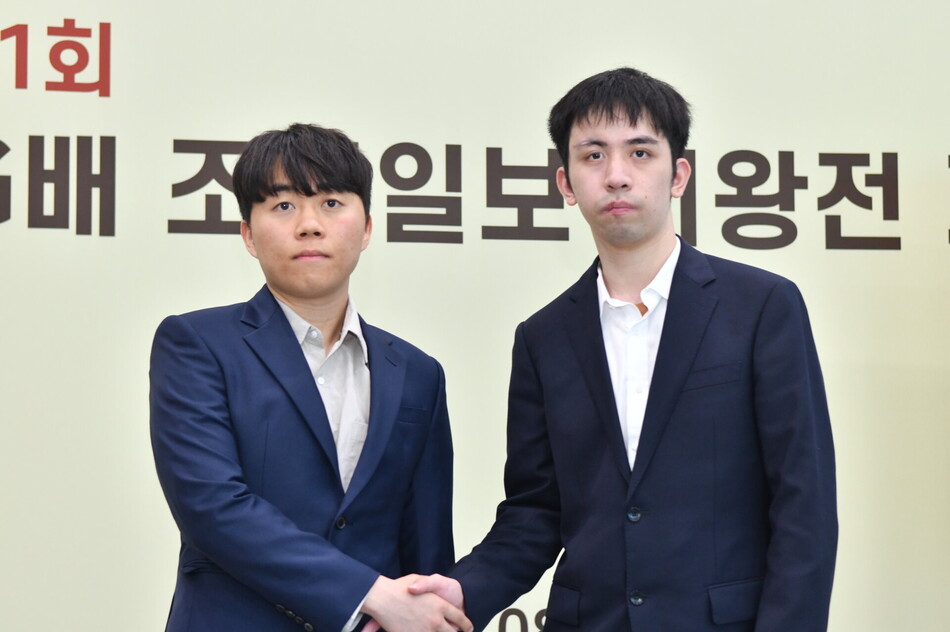 한국 신민준 9단(왼쪽)과 중국 왕싱하오 9단이 31회 LG배 결승전을 펼친다. 한국기원 제공
