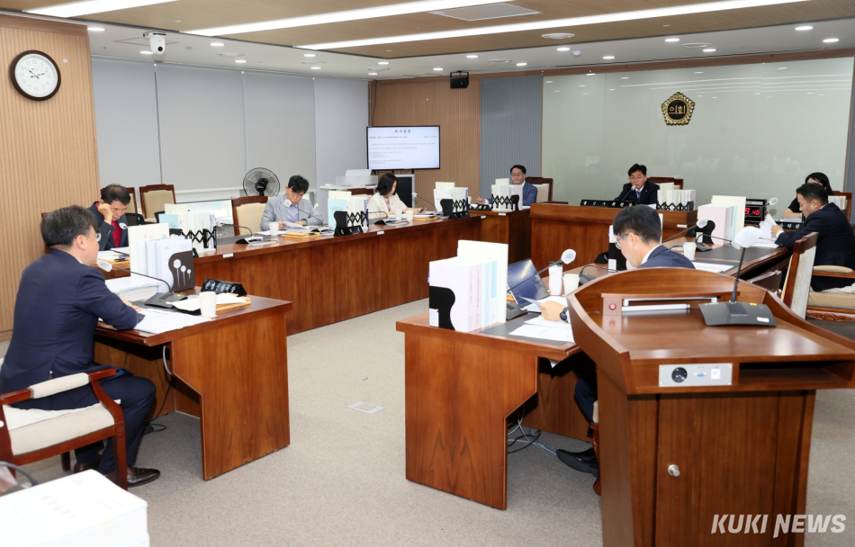 충남도의회 보건복지환경위원회는 12일 제368회 정례회 2차 회의를 열고 환경산림국·산림자원연구소·보건복지국 소관 조례안 등을 심사했다.