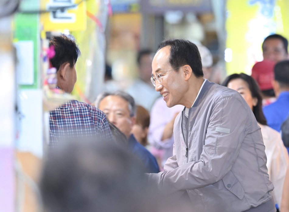 추경호 대구시장 당선인이 지난 13일 칠성종합시장을 찾아 상인들과 인사하며 애로사항을 듣고 있다. 인수위 제공
