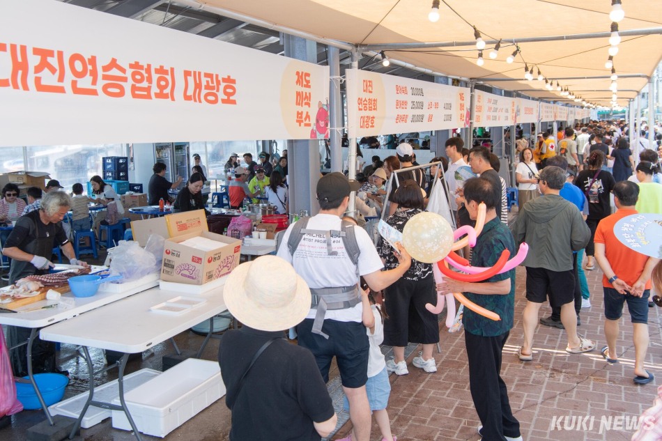 12~14일 강원 고성군 현내면 대진항에서 열린 ‘제6회 저도 대문어축제’ 모습.