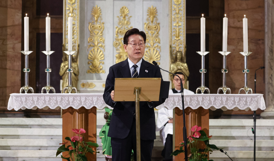 이재명 대통령이 14일(현지시간) 이탈리아 로마 성 바오로 대성전에서 열린 ‘평화와 연대를 위한 특별 미사‘에서 기념연설을 하고 있다. 연합뉴스